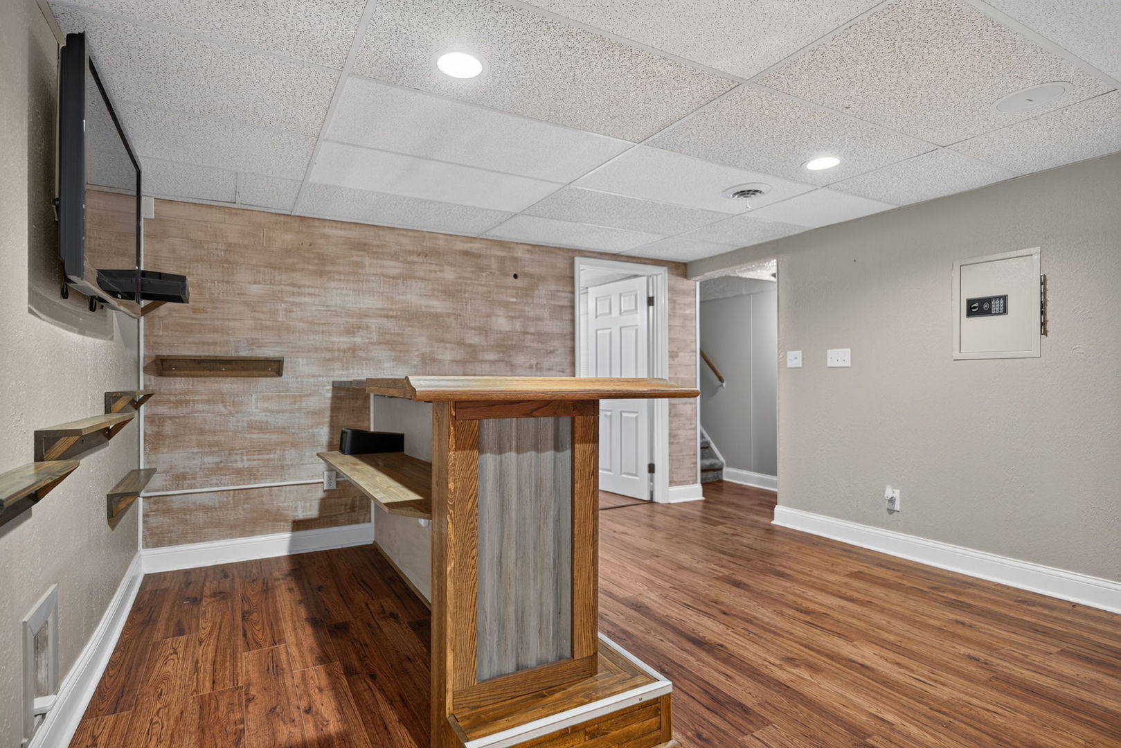 5825 Tipple Road Property Photo 24