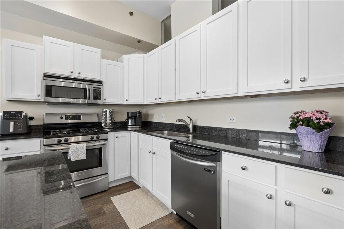 230 W Division Street 602 Property Photo 5