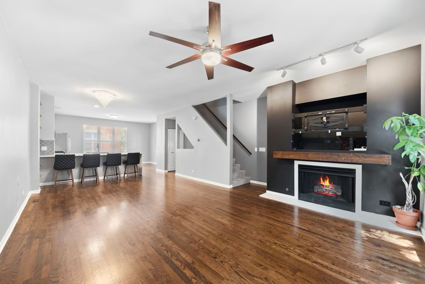 712 S Western Avenue A Property Photo 3
