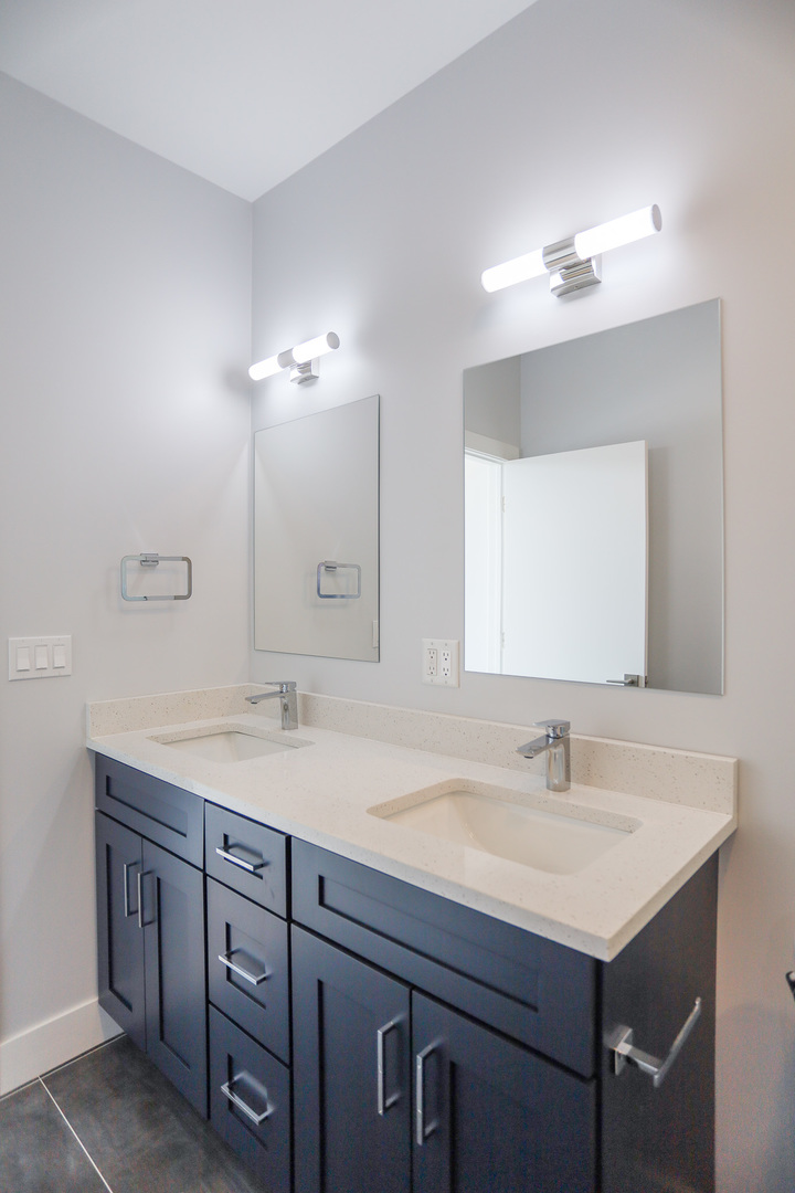 2402 W Carmen Avenue 406 Property Photo 12