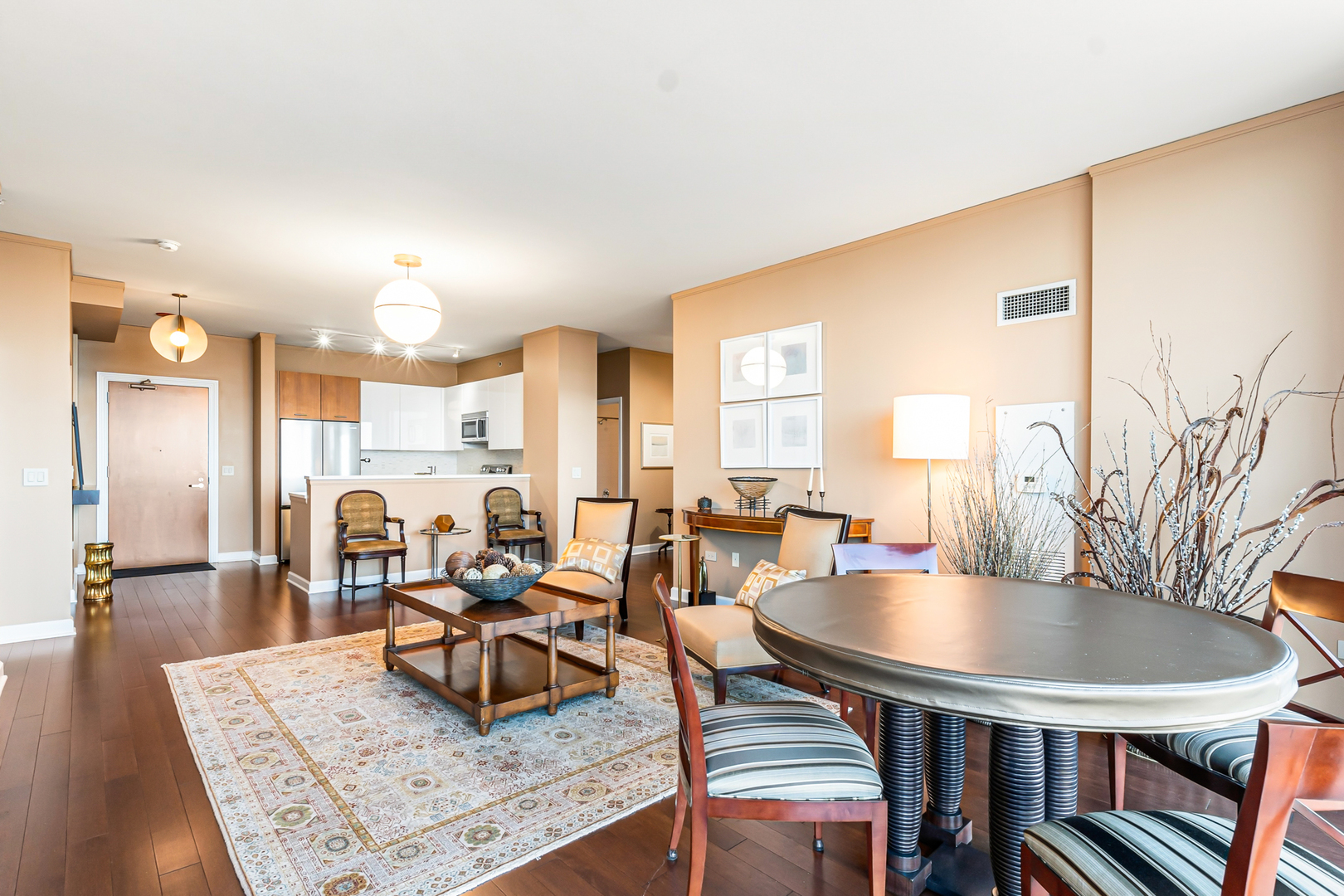 1901 S Calumet Avenue 2105 Property Photo 8