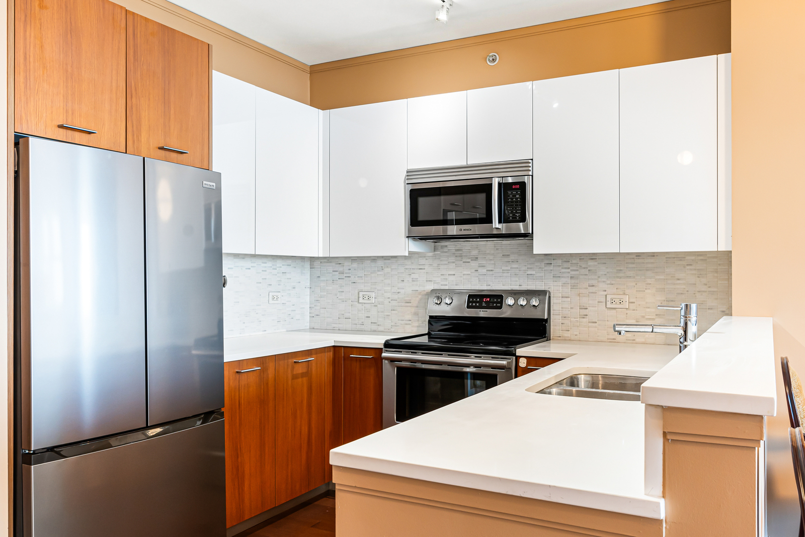 1901 S Calumet Avenue 2105 Property Photo 10