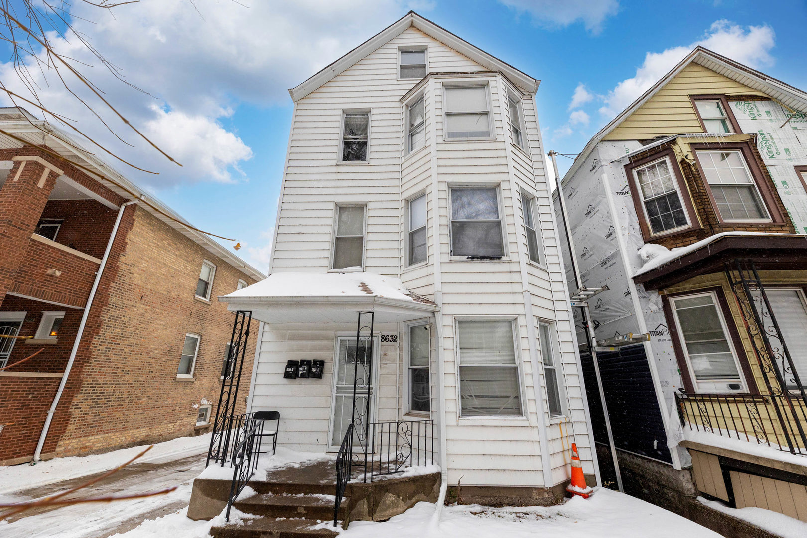 8632 S Escanaba Avenue Property Photo