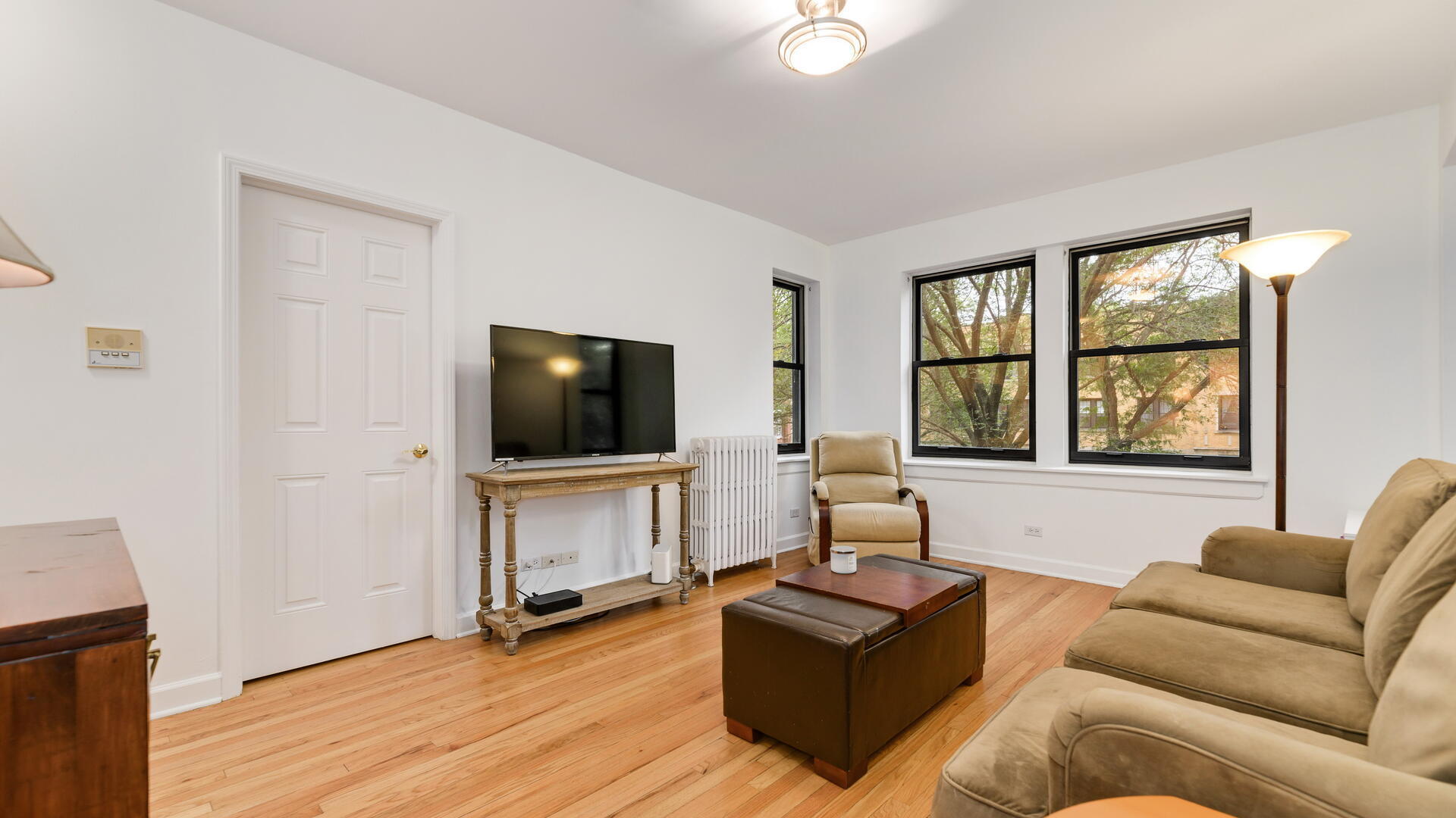 1850 W Lunt Avenue 2 Property Photo 3