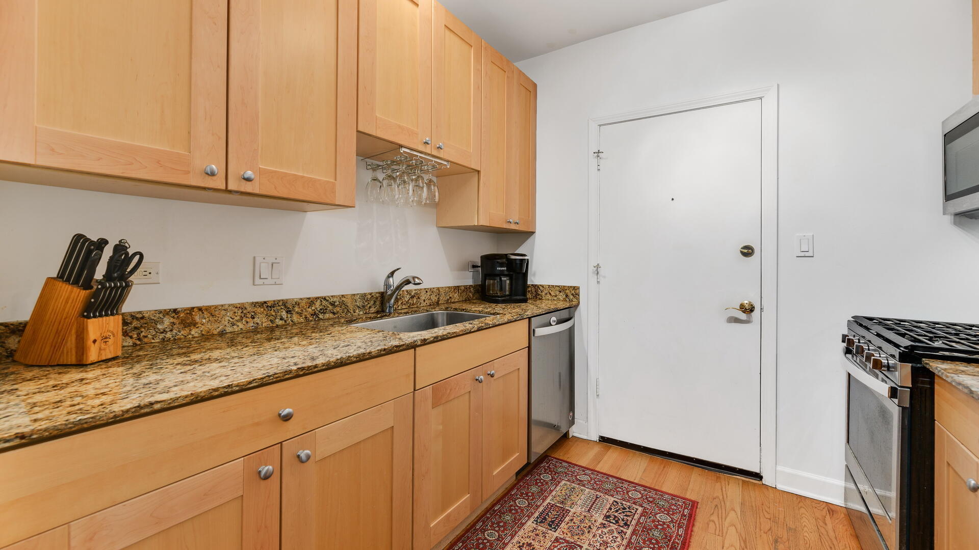 1850 W Lunt Avenue 2 Property Photo 6