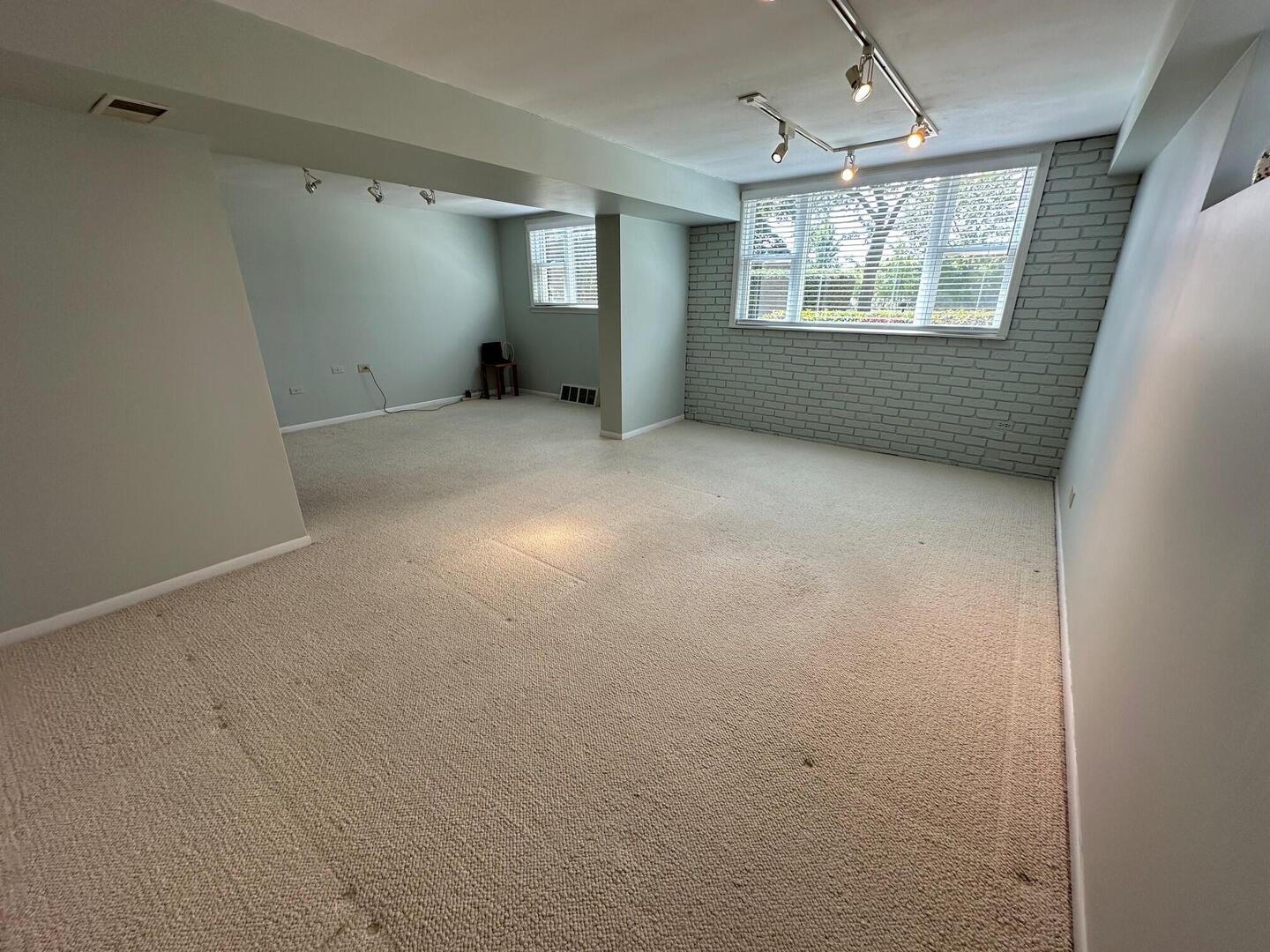 647 N Wilke Road Property Photo 9