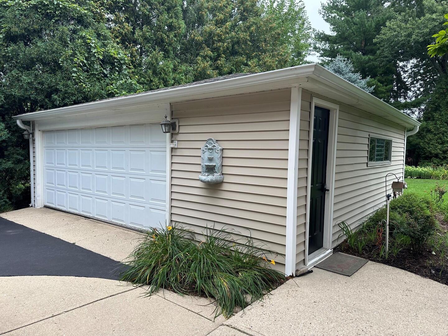 647 N Wilke Road Property Photo 13