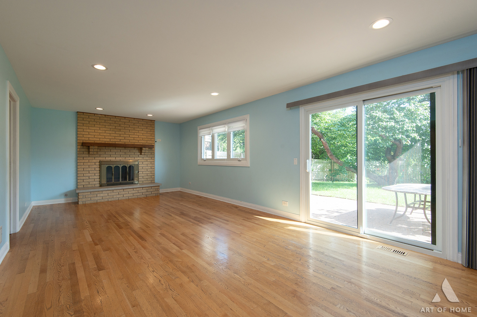 735 Yorkshire Lane Property Photo 4