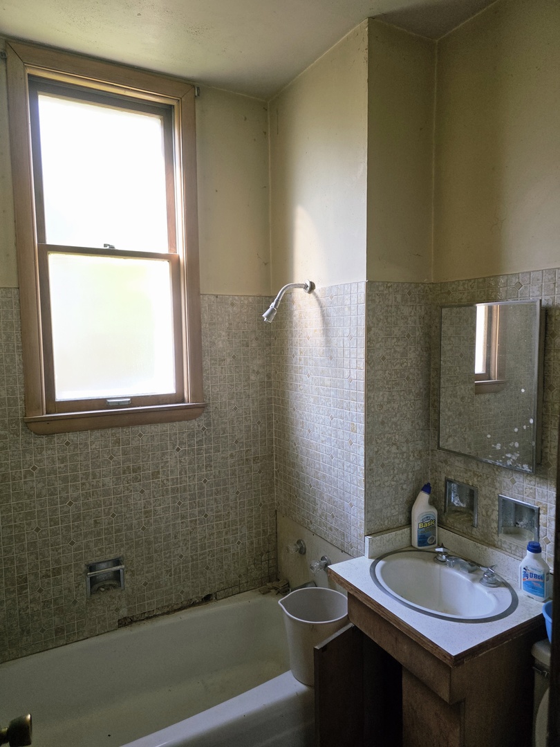2712 N Western Avenue Property Photo 11