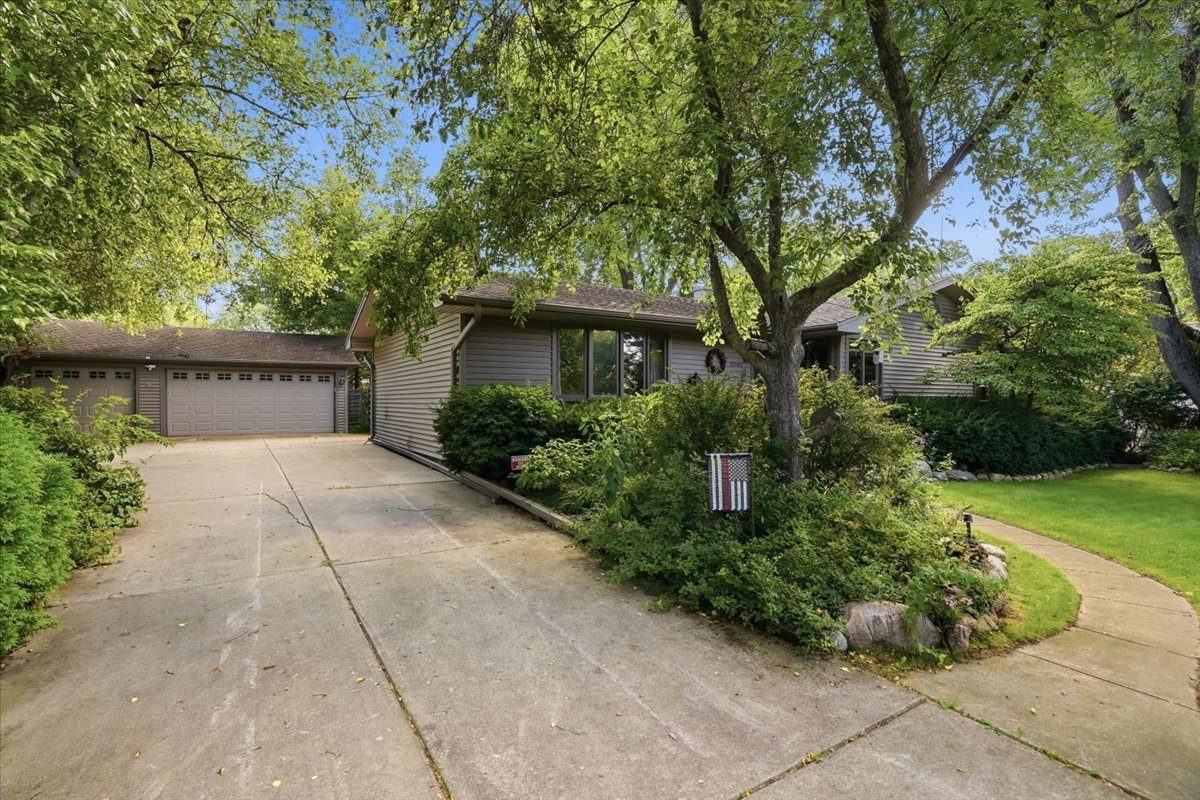 10405 W Ford Avenue Property Photo 1