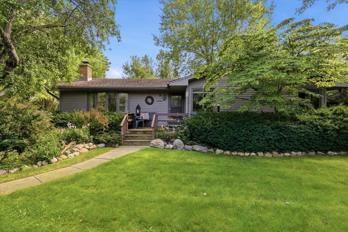 10405 W Ford Avenue Property Photo 2