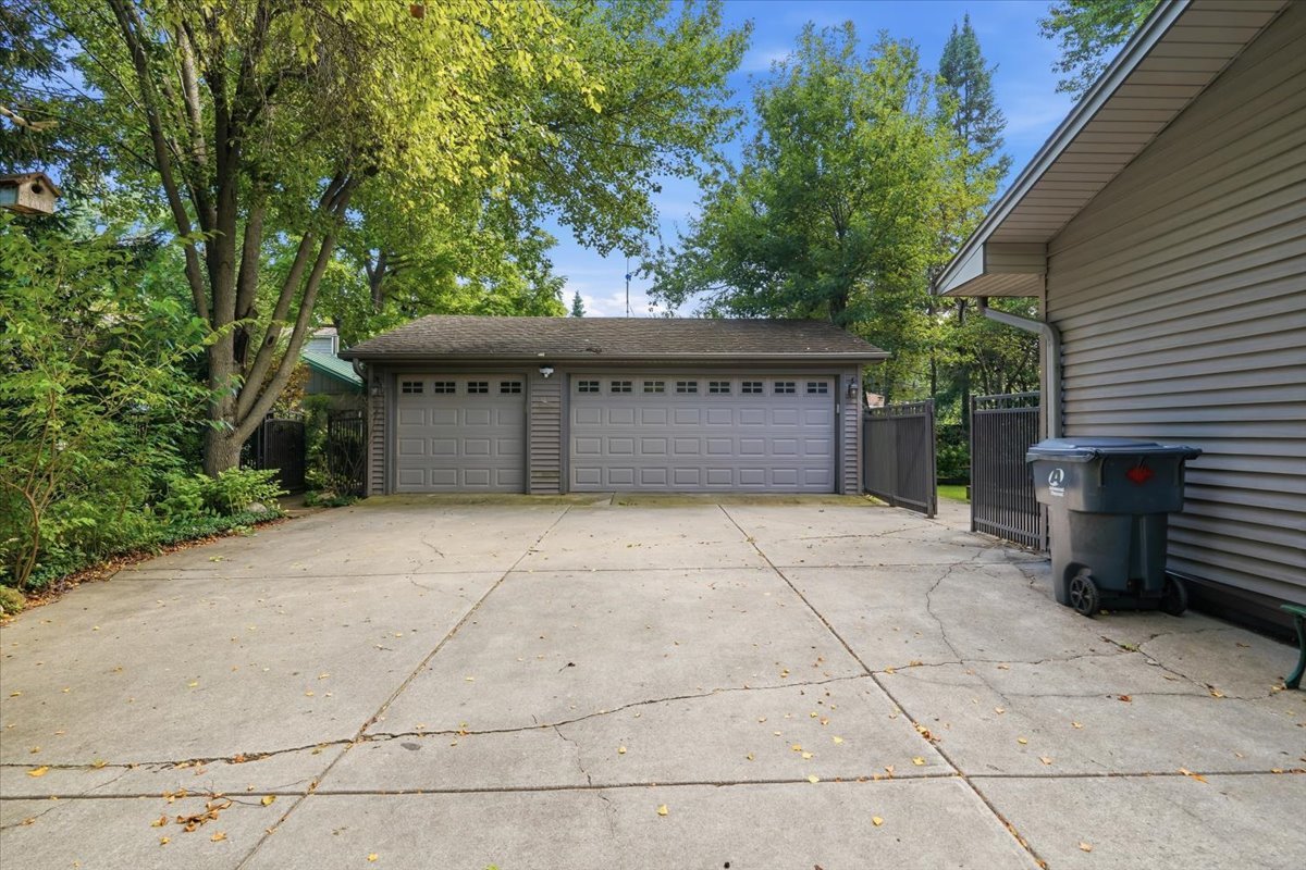 10405 W Ford Avenue Property Photo 3