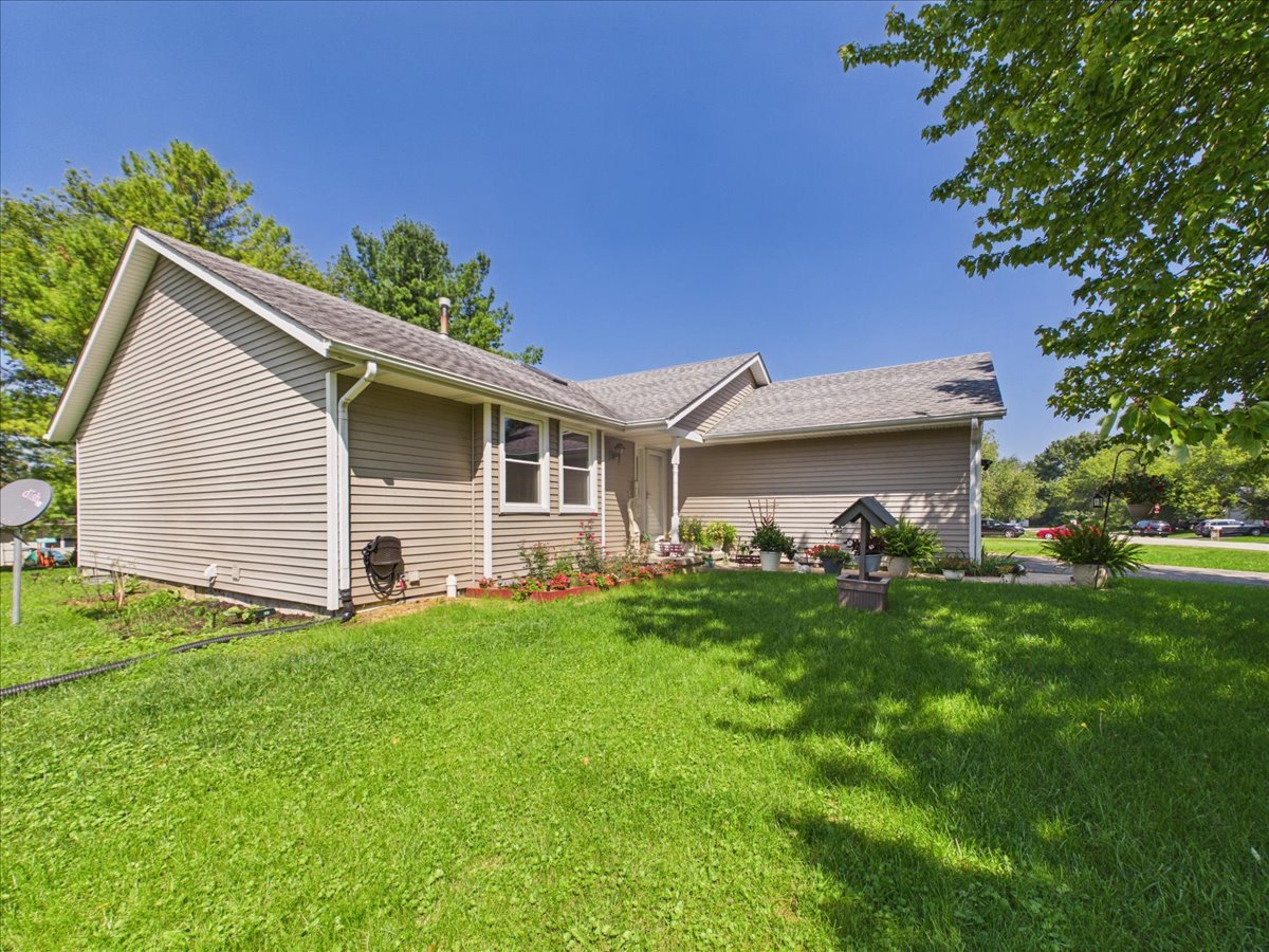 122 Drew Court Property Photo 4