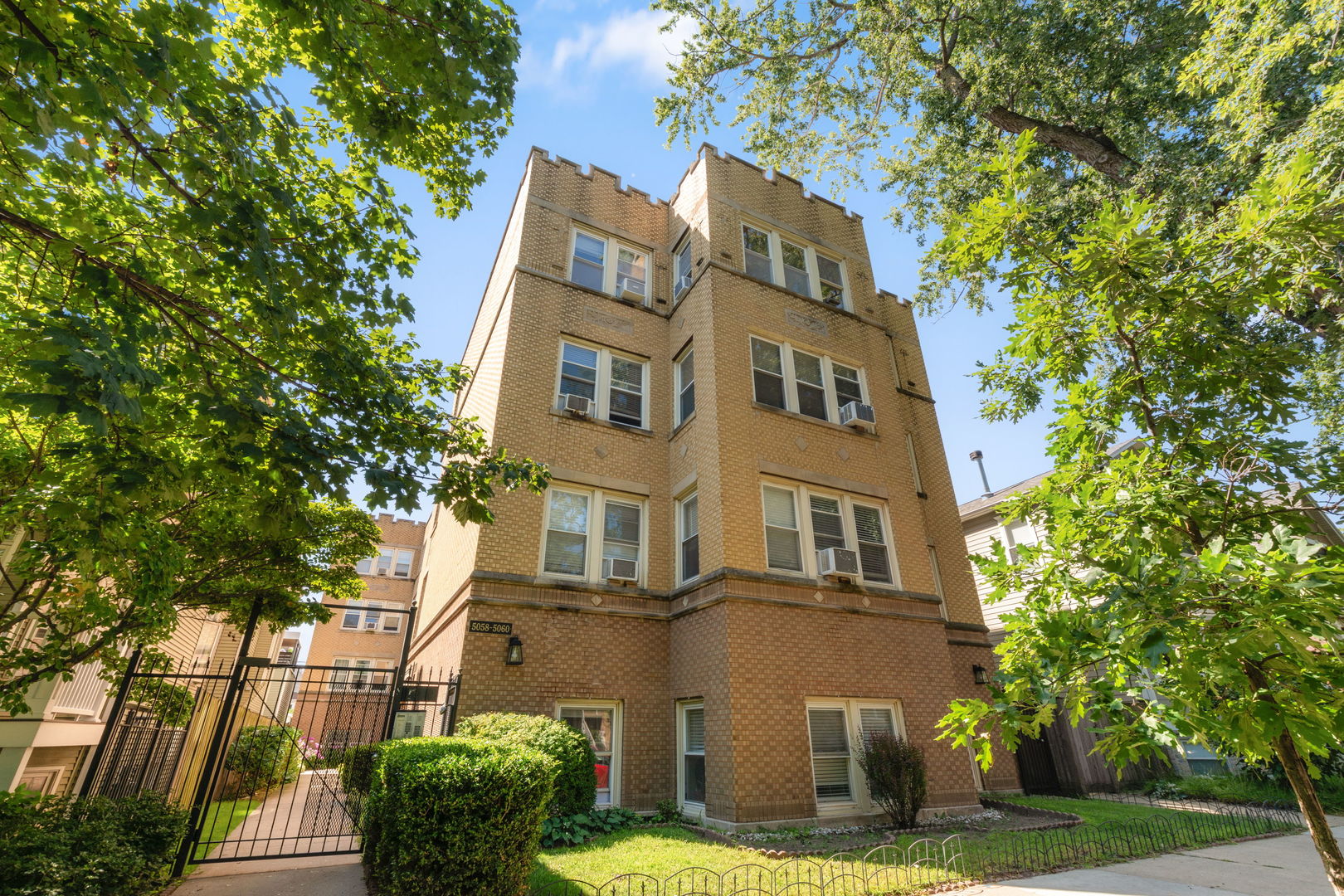 5060 N Claremont Avenue 3e Property Photo 1