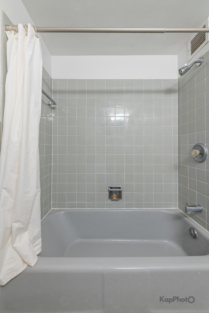 850 N Dewitt Place 16i Property Photo 21