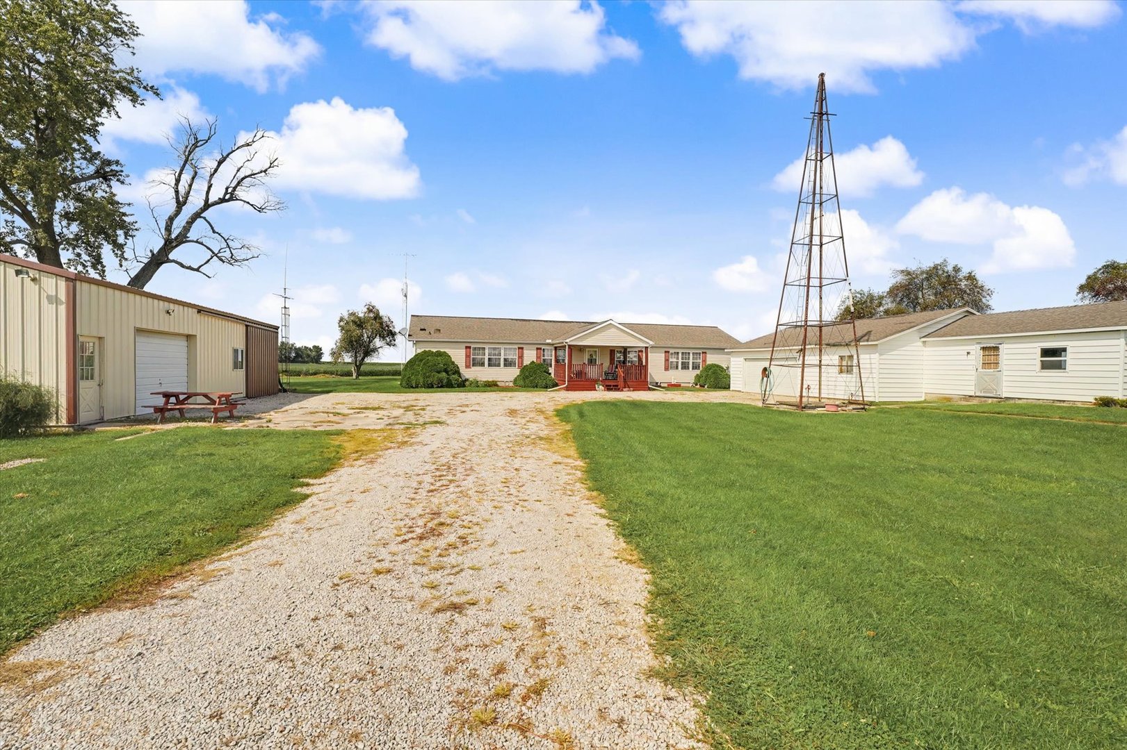 2225 E 1700th Road Property Photo 4