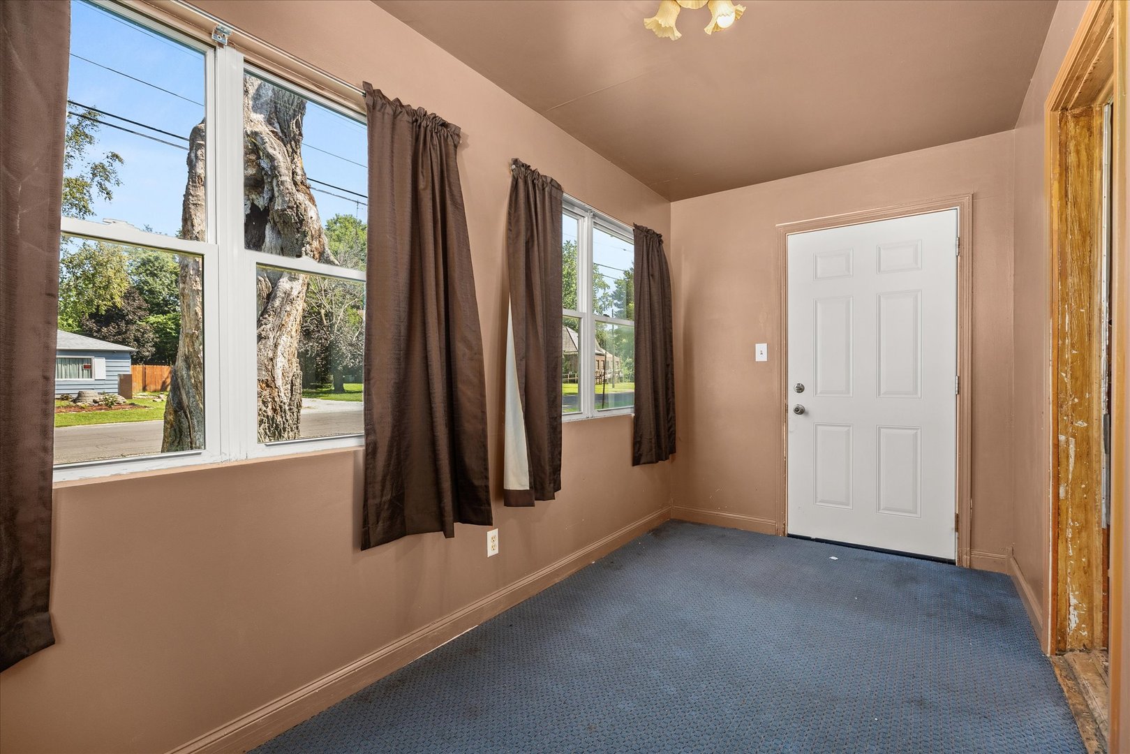 139 W 2nd Street Property Photo 9