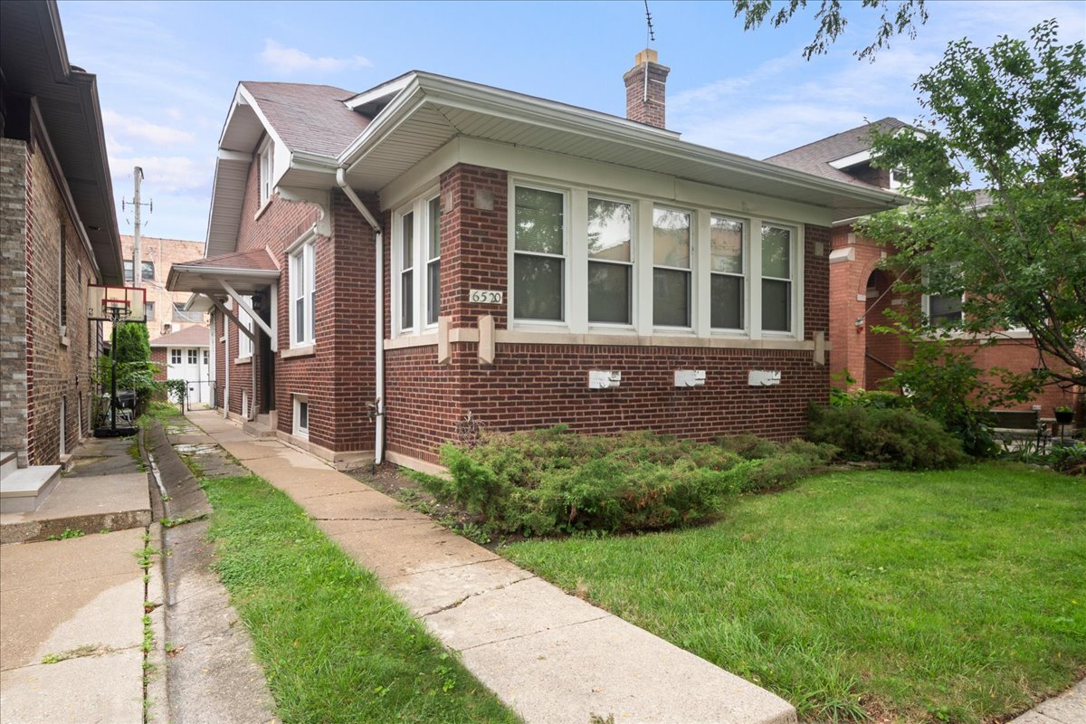 6520 N Fairfield Avenue Property Photo 1