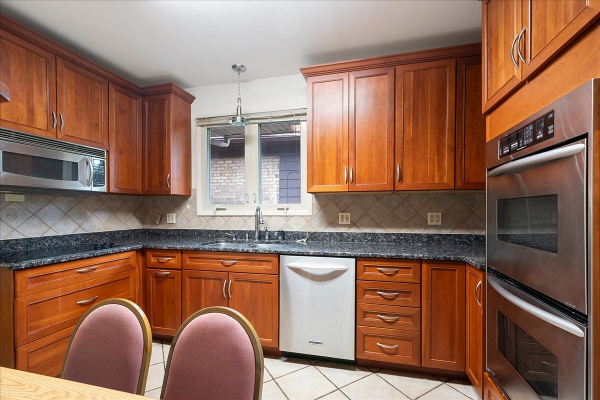 6520 N Fairfield Avenue Property Photo 13