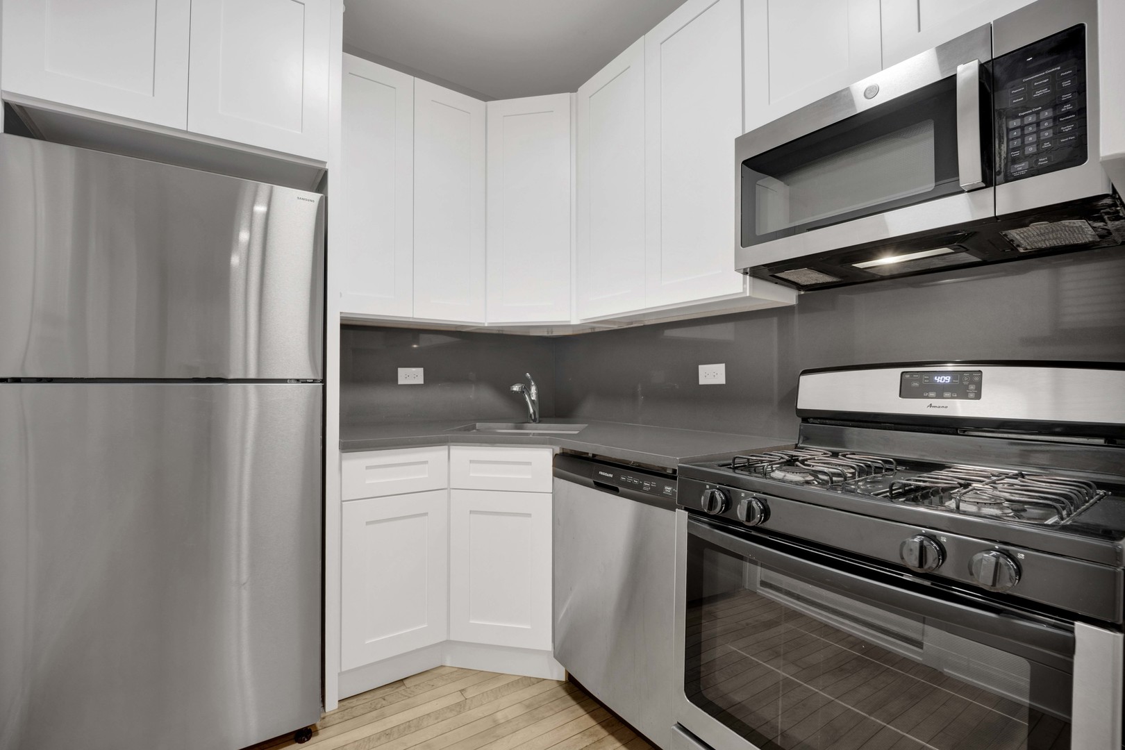 6403 N Wayne Avenue 2c Property Photo 3
