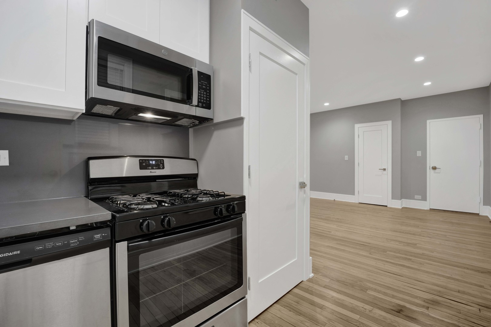 6403 N Wayne Avenue 2c Property Photo 4