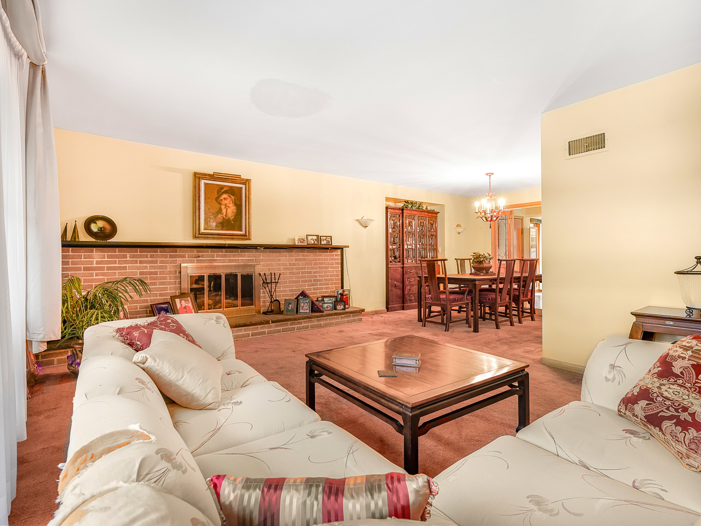 1121 S Aldine Avenue Property Photo 4
