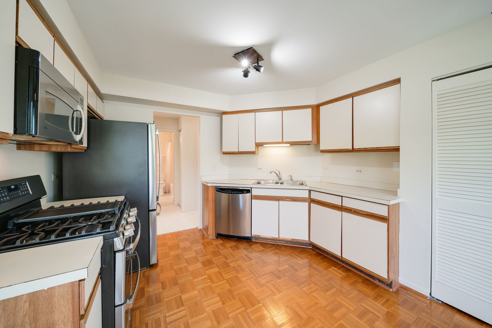 2 Willow Parkway Property Photo 10