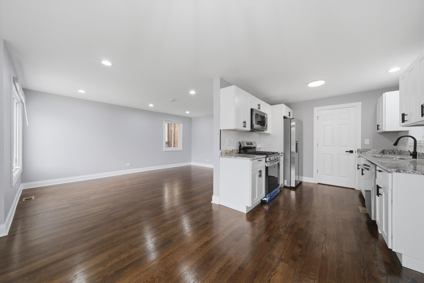 8437 S King Drive Property Photo 12