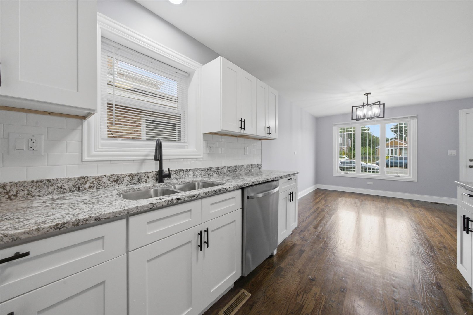 8437 S King Drive Property Photo 13