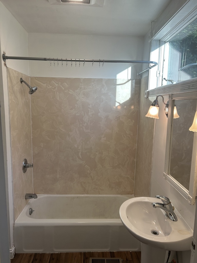 201 W Byron Street Property Photo 8