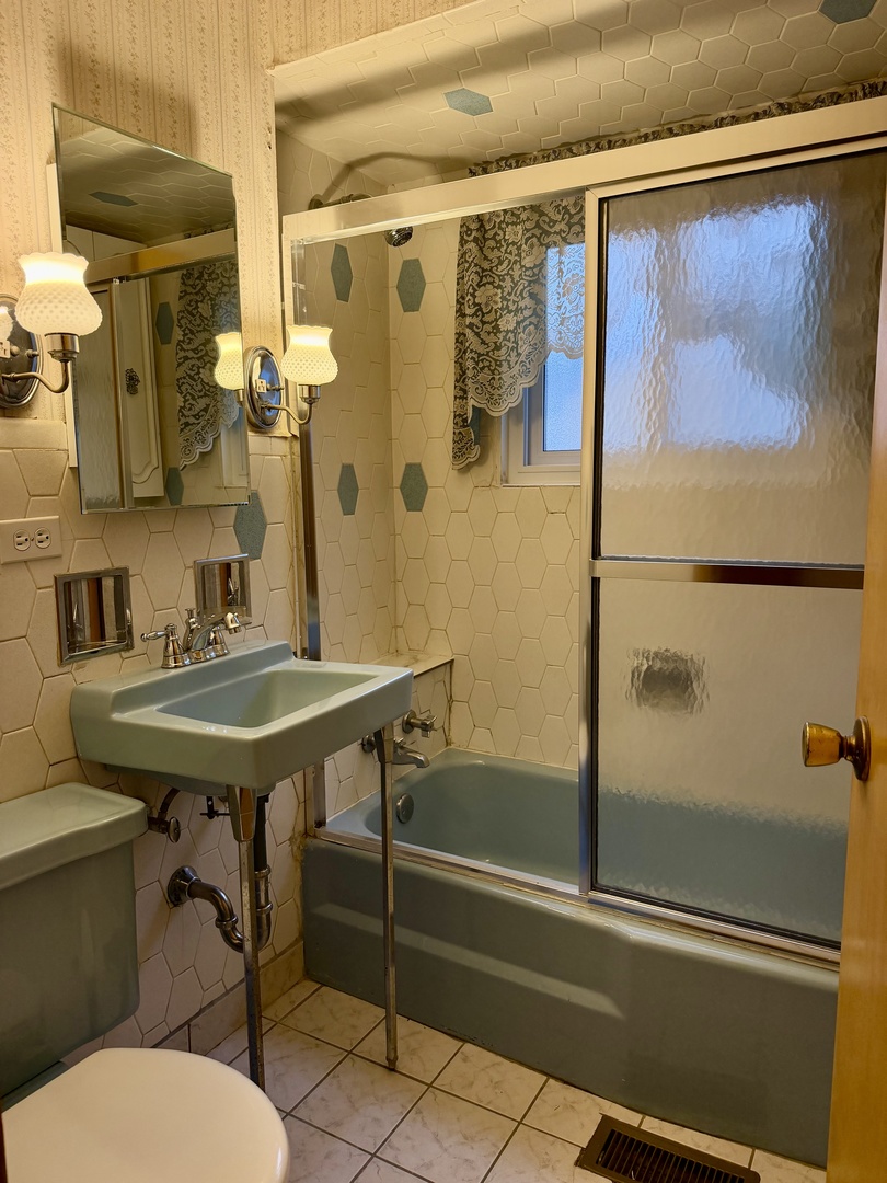 3336 N Karlov Avenue Property Photo 12