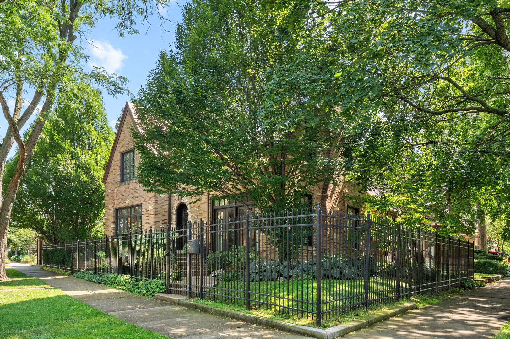 3045 W Ardmore Avenue Property Photo 2