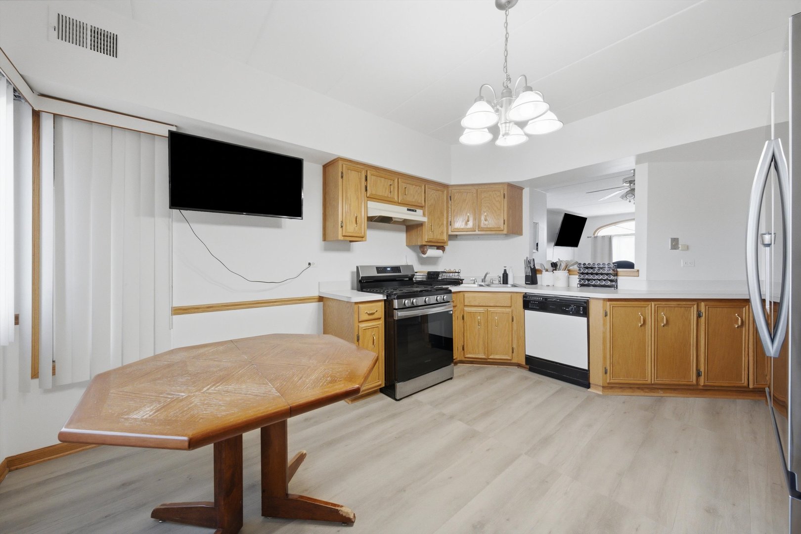 7900 Nagle Avenue 2n Property Photo 12