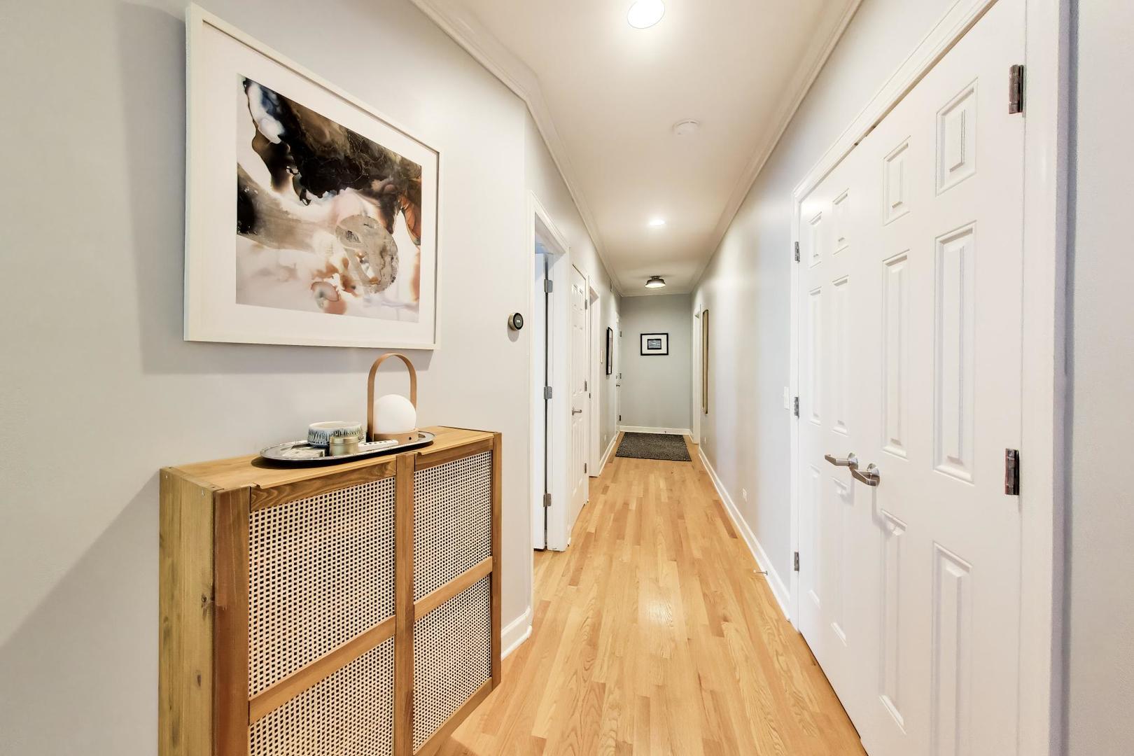747 W Cornelia Avenue N1 Property Photo 2
