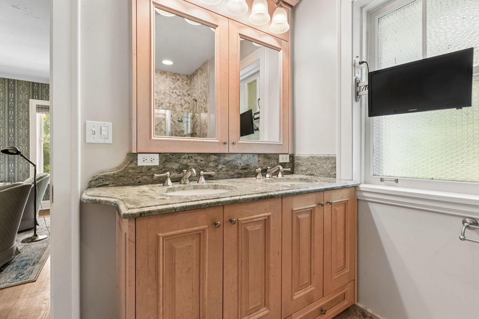 2677 Orrington Avenue Property Photo 31