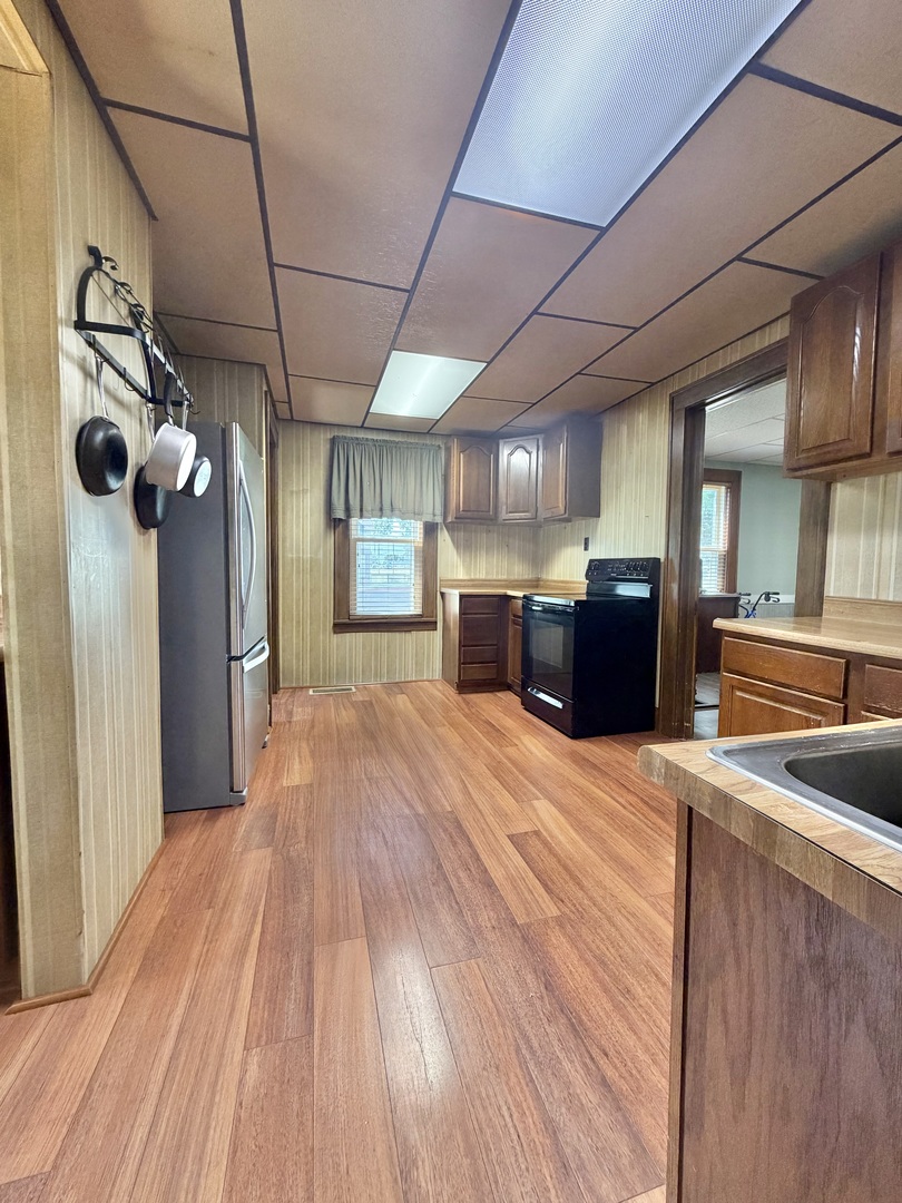 114 E Lake Street Property Photo 6