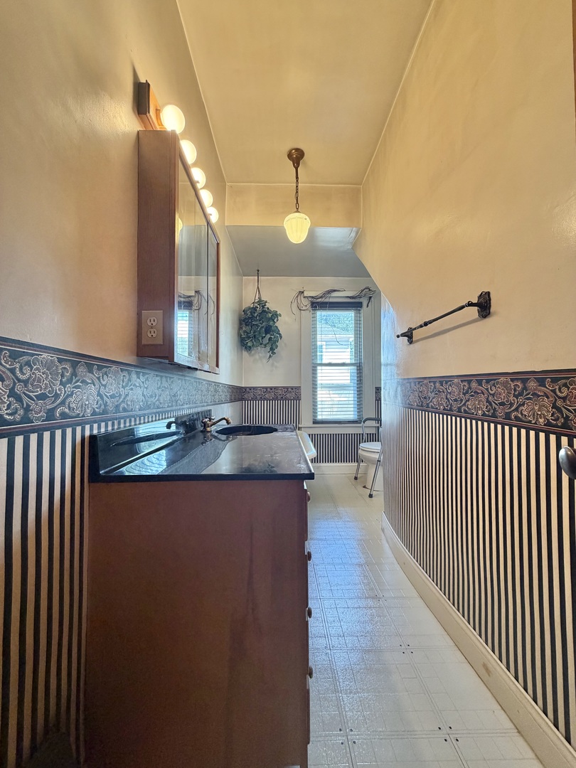 114 E Lake Street Property Photo 11