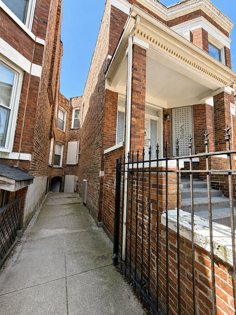 6018 S Eberhart Avenue Property Photo 3