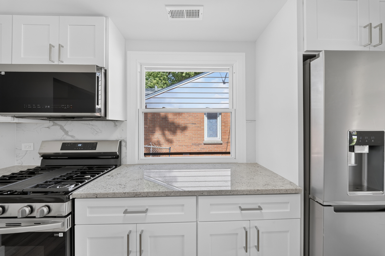 10322 S Millard Avenue Property Photo 4