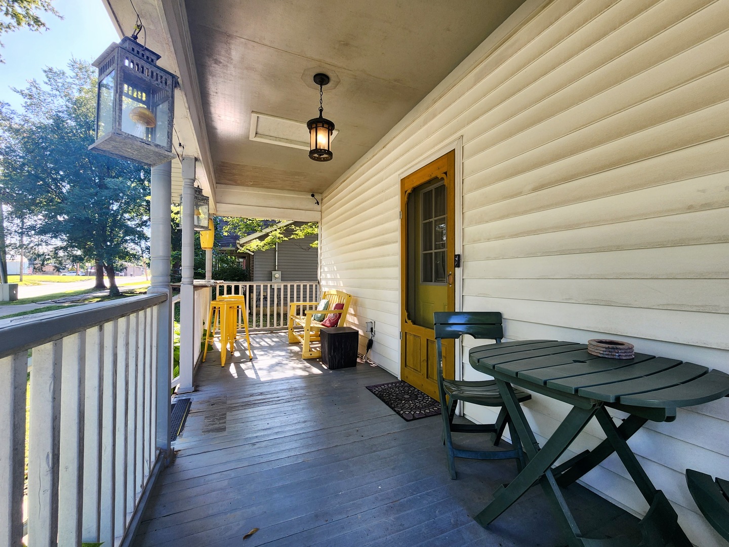 208 E Oak Street Property Photo 3