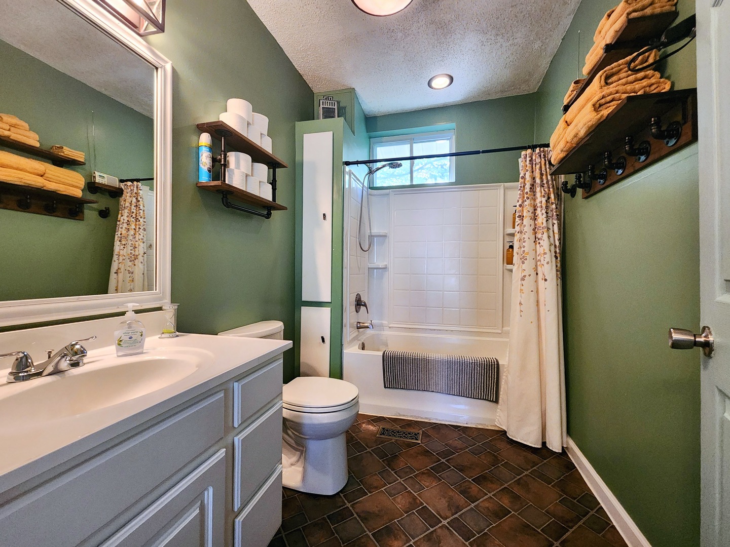 208 E Oak Street Property Photo 7