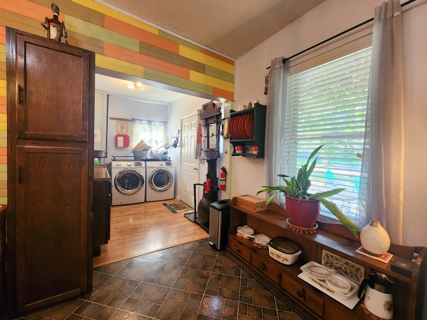208 E Oak Street Property Photo 13