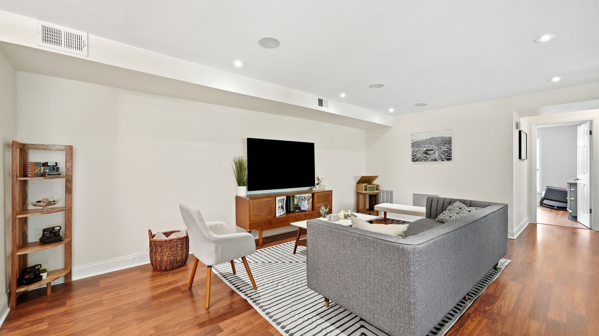 121 S Spruce Avenue 207 Property Photo 3