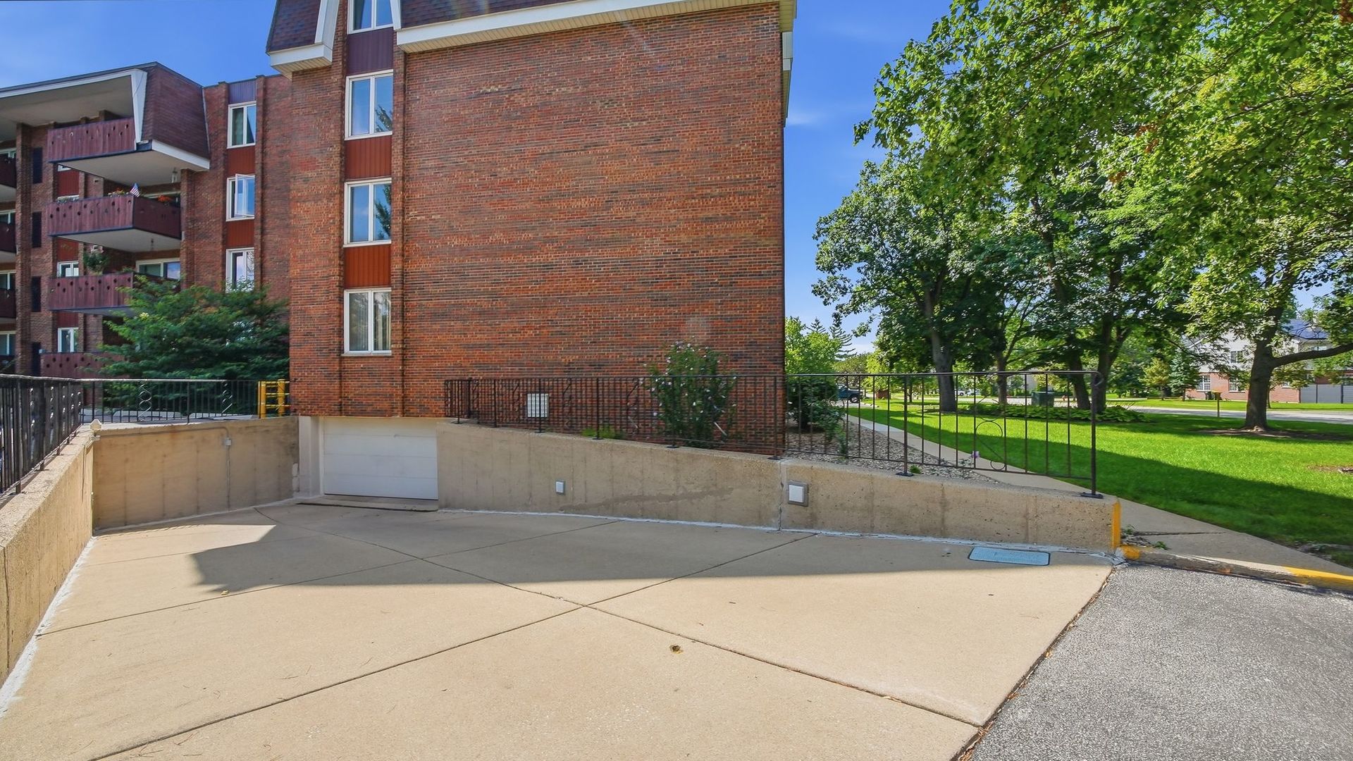 121 S Spruce Avenue 207 Property Photo 27