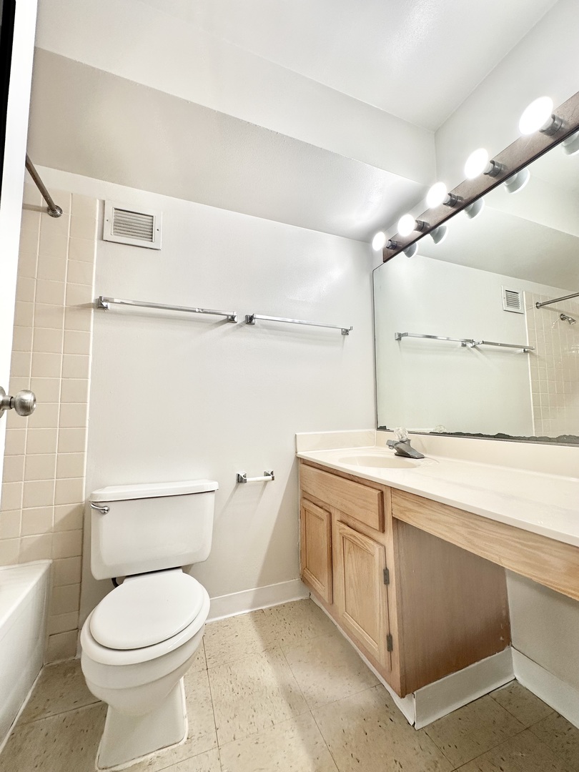 200 N Dearborn Street 2005 Property Photo 10