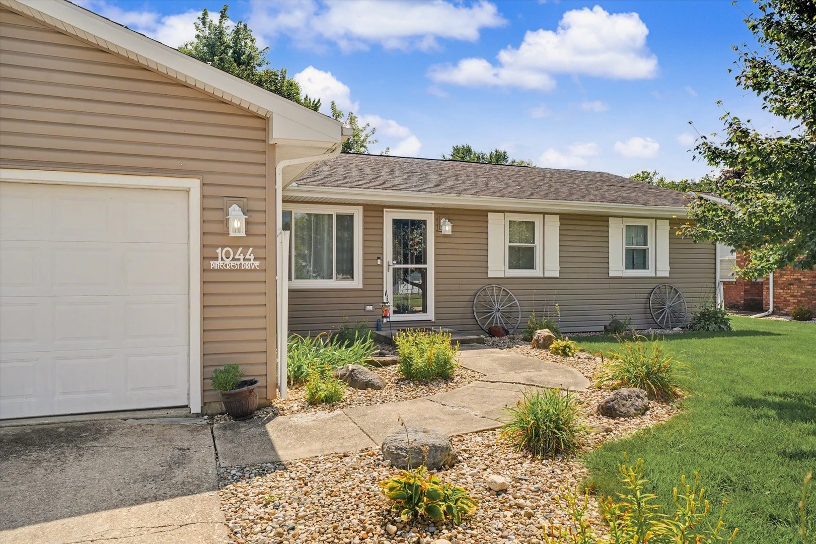 1044 Pinecrest Drive Property Photo 4