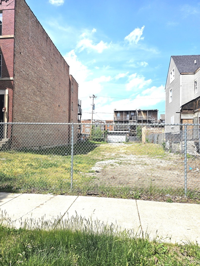 1524 E Marquette Road Property Photo 2