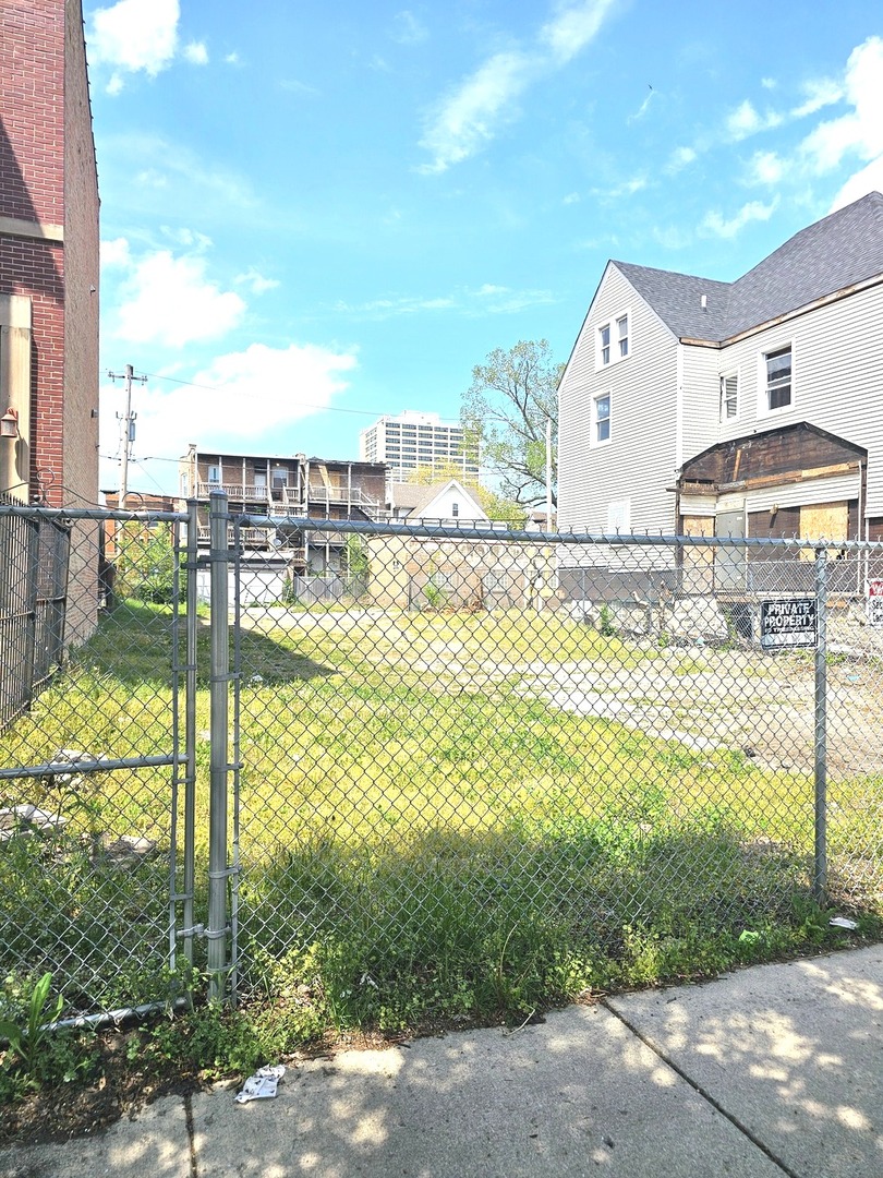 1524 E Marquette Road Property Photo 3