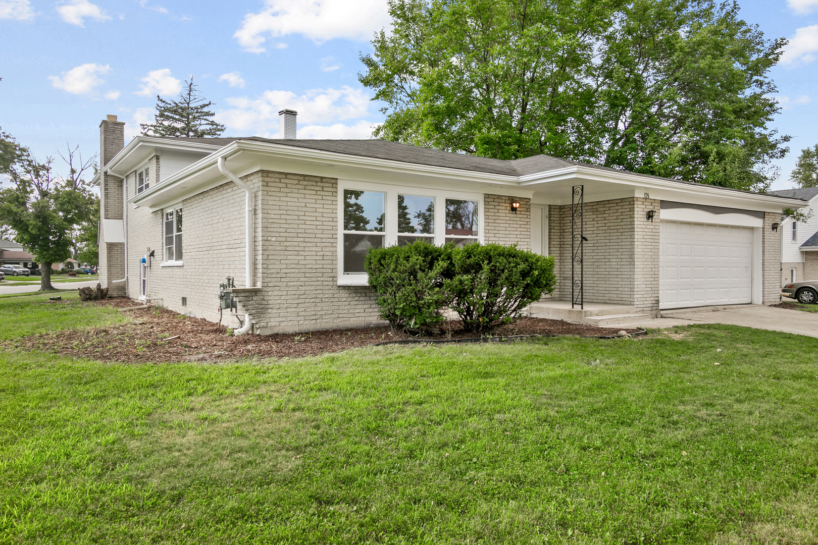 326 S Minerva Avenue Property Photo 2
