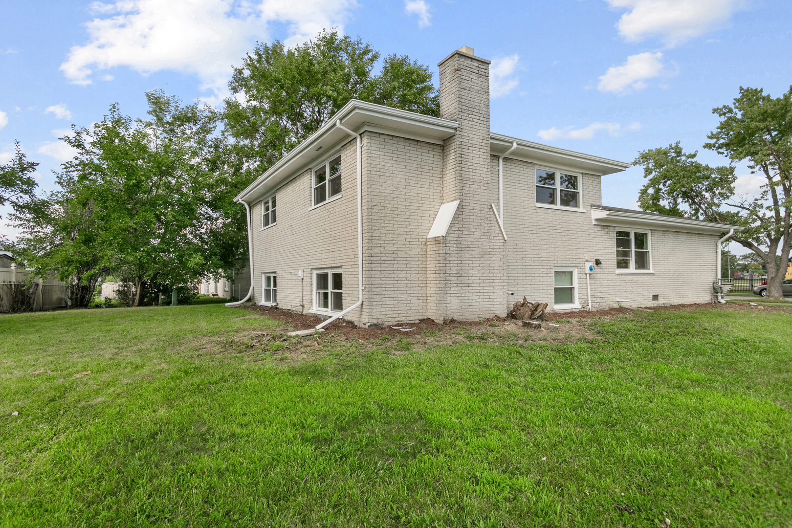 326 S Minerva Avenue Property Photo 3